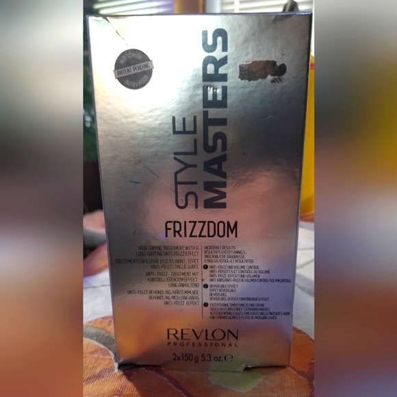 Revlon Style Masters Frizzdom Hair Taming Treatment - Picture 1 of 3
